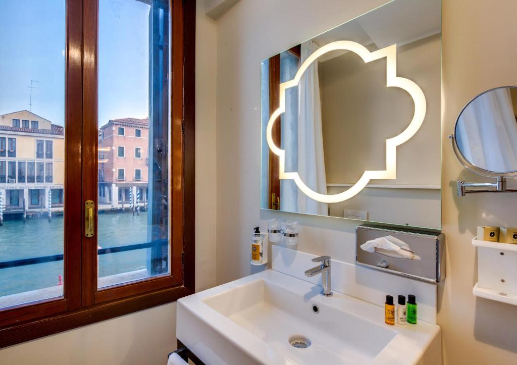 Camera Deluxe con Divano Letto e Vista Canal Grande - BW Premier Collection CHC Continental - Foto 2