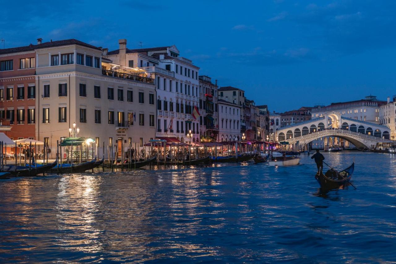 Camera da letto e arredi del H10 Palazzo Canova, hotel 4 stelle nel sestiere di San Polo, Venezia, Italia