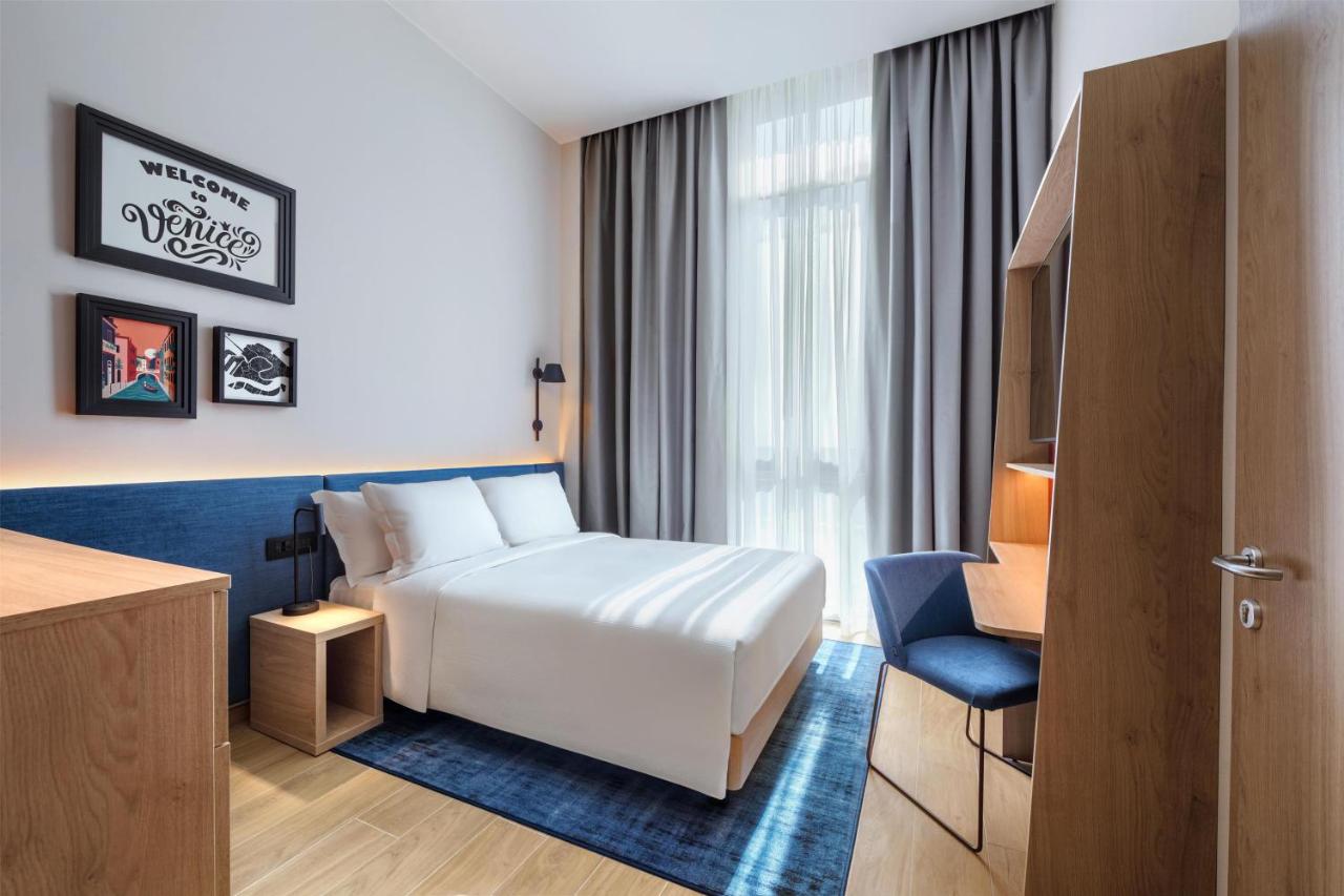 Camera da letto e arredi del Hampton By Hilton Venice Isola Nuova, San Marco, Venezia