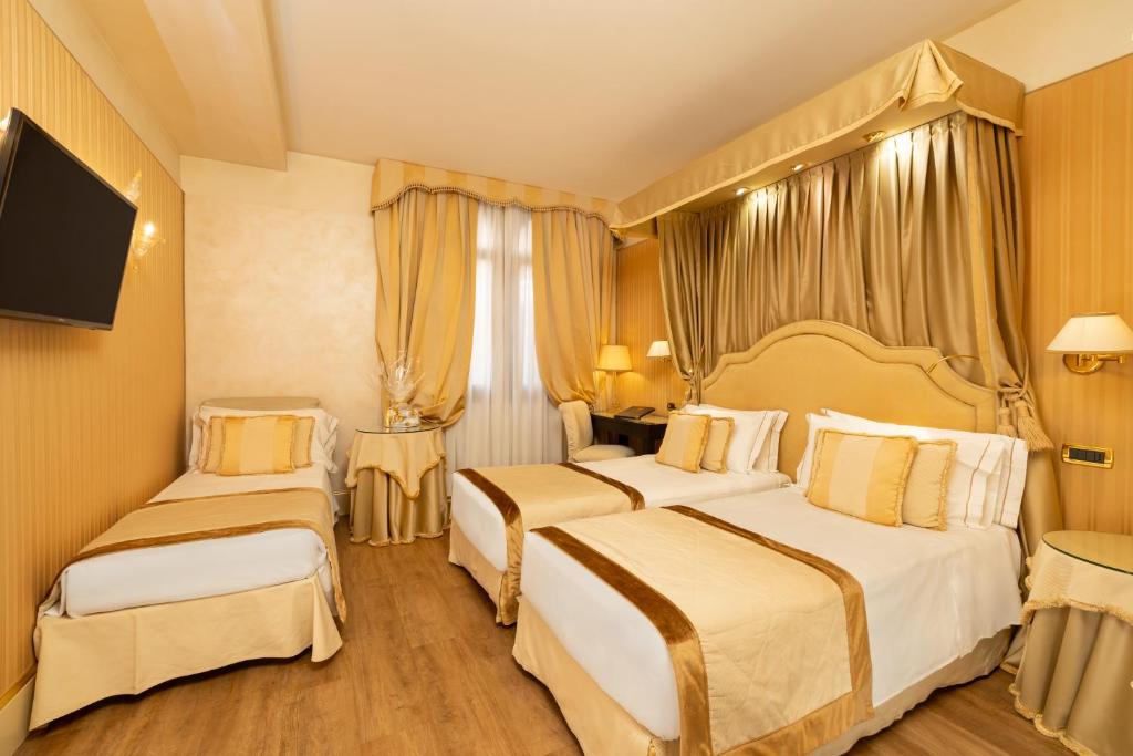 Camera Tripla Deluxe - Hotel A La Commedia - Foto 2