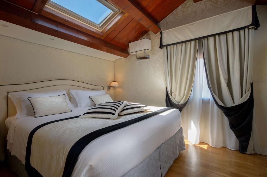 Camera Premium con Letto Queen-Size - Non Fumatori - Hotel Olimpia Venice, BW Signature Collection 3sup - Foto 2