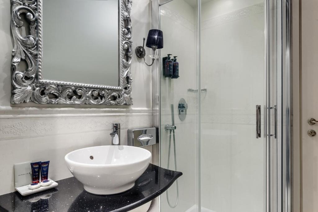 Camera Premium con Letto Queen-Size - Non Fumatori - Hotel Olimpia Venice, BW Signature Collection 3sup - Foto 1