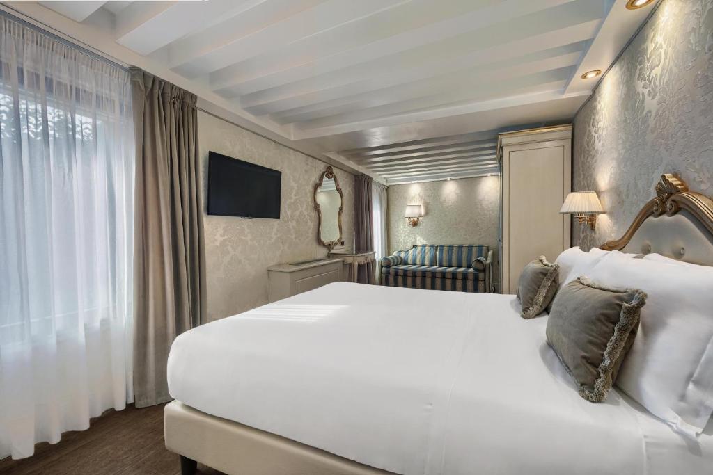 Camera Tripla Classic con Letto Queen-Size e Divano-Letto - Non Fumatori - Hotel Olimpia Venice, BW Signature Collection 3sup - Foto 3