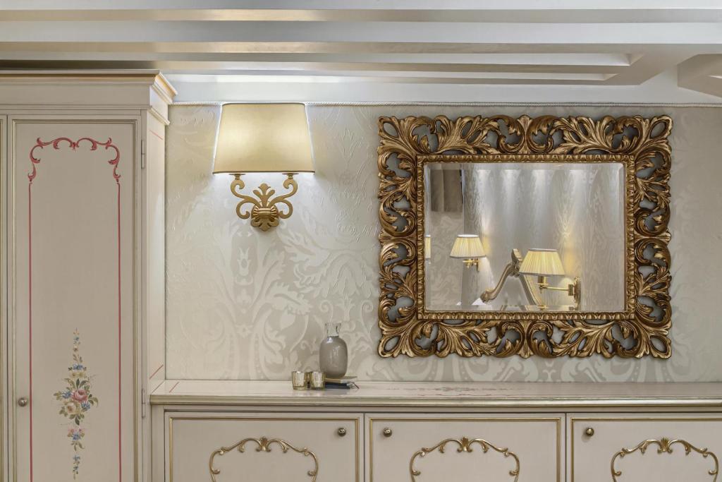 Camera Tripla Classic con Letto Queen-Size e Divano-Letto - Non Fumatori - Hotel Olimpia Venice, BW Signature Collection 3sup - Foto 2